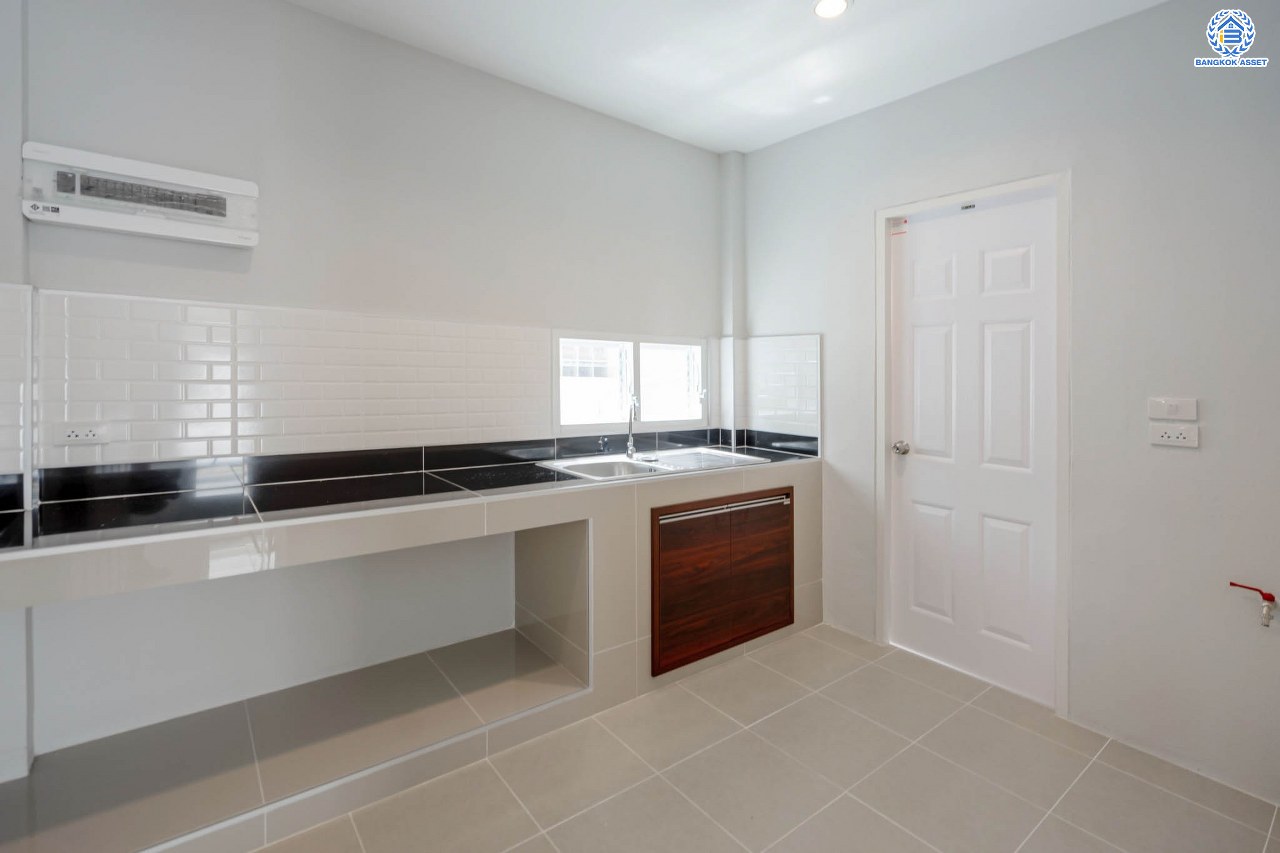 บ้านมือสองตกแต่งใหม่ แบรนด์ LH ม.ชัยพฤกษ์ บางบัวทอง หลังใหญ่ เนื้อที่ 67 ตร.ว. ฟังก์ชัน 3 ห้องนอน 2 ห้องน้ำ จอดรถได้ 2 คัน พร้อม Facilities ครบครัน บนทำเลเดินทางสะดวก ติดถนนบางกรวย-ไทรน้อย ใกล้เซ็นทรัลเวสต์เกต และรถไฟฟ้าสายสีม่วง "สถานีบางพลู"...